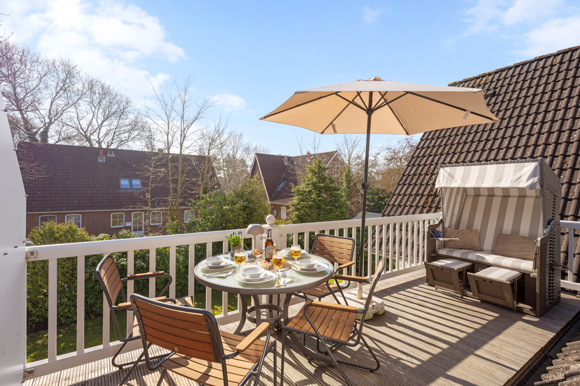 Haus Tide App. 4 Midlum Balkon mit Strandkorb