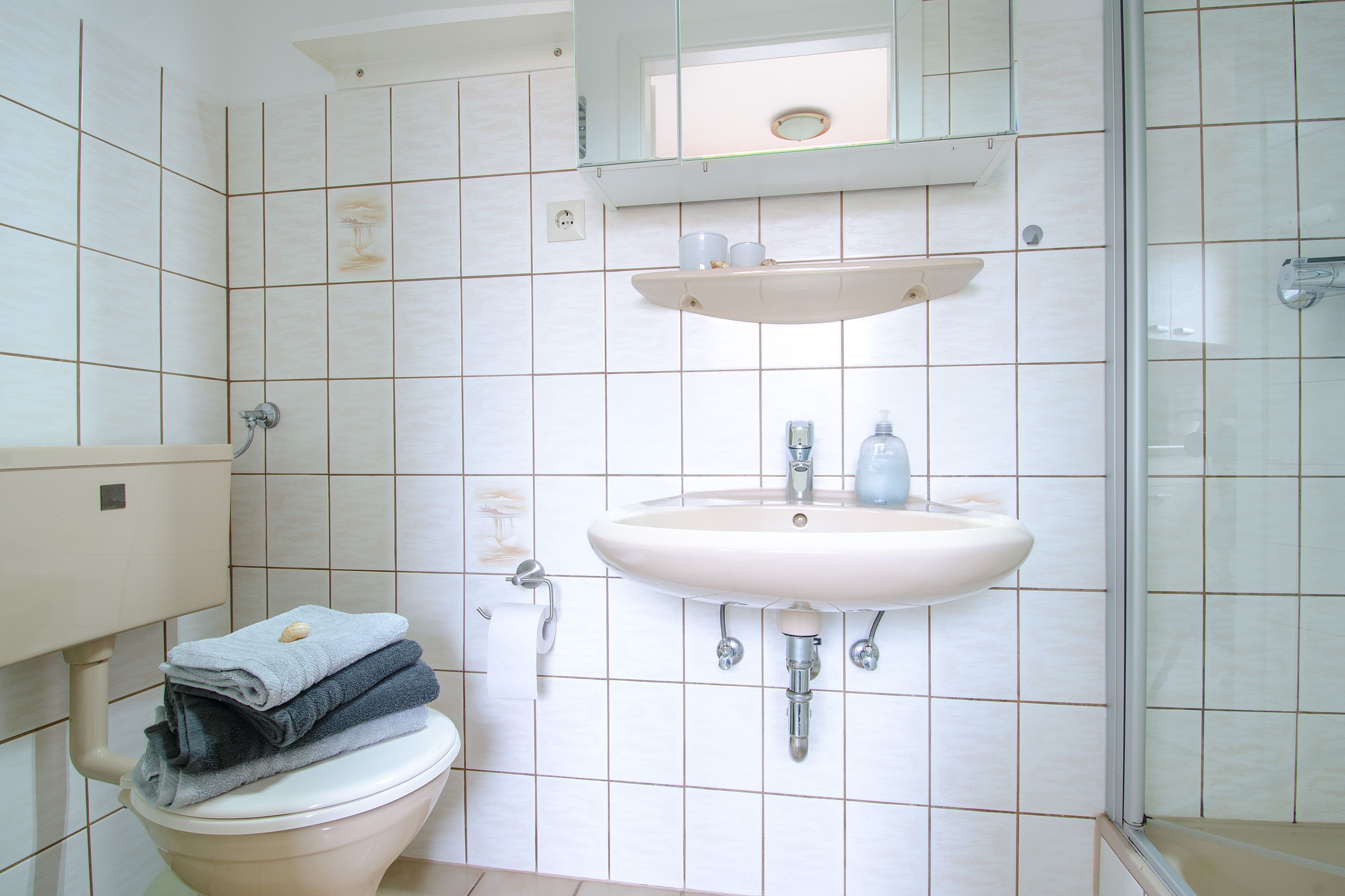 Haus Tide- App Alkersum Badbereich